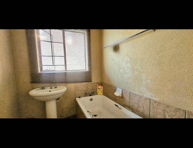 2 BEDROOM PROPERTY TO RENT IN LOTUS GARDENS